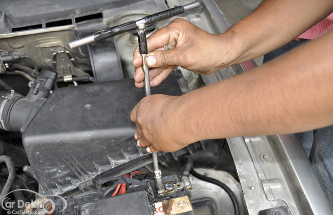 keeping-battery-cables-tight