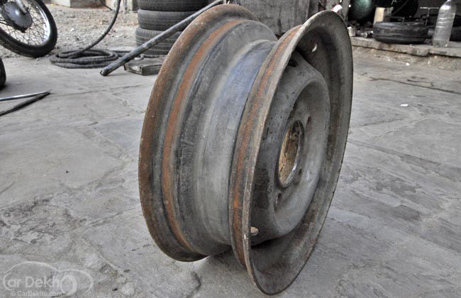 Checking the tyre rim tyre-rim-corrossion