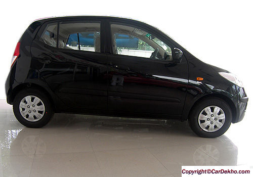 Hyundai i10 Magna - Full Side View Exterior Photo