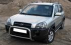 Hyundai Tucson CRDi Front Angle Low View Pictures