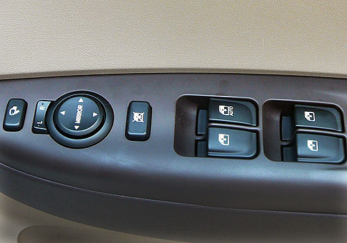 Hyundai i20 - Driver's Side Inside Door Control Interior Photo