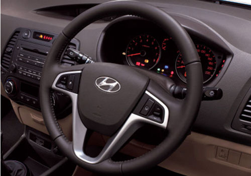 Hyundai i20 Magna 1.4 CRDi (Diesel) - Central Console Interior Photo