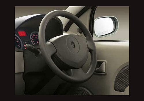 Mahindra Renault Logan 1.6 GLS Petrol - Central Console Interior Photo