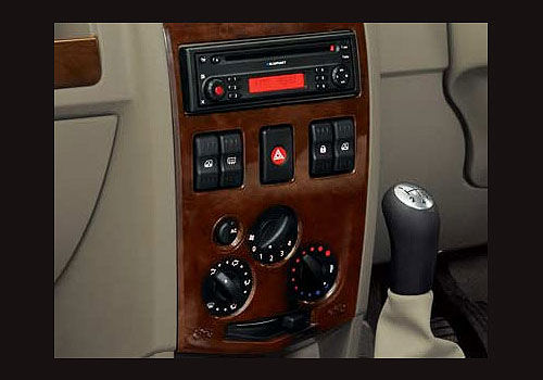 Mahindra Renault Logan - Stereo Interior Photo
