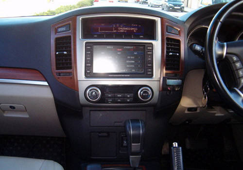 Mitsubishi Montero Interior. Mitsubishi Montero Central