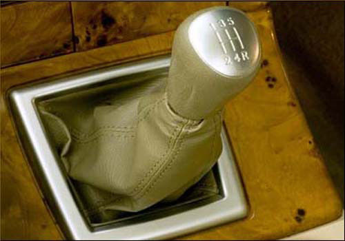 Tata New Safari DICOR 2.2 LX 4x2 - Gear Shifter Interior Photo